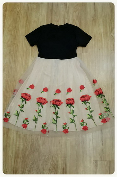ชุดเดรสปักเสื้อผ้ายืดสีดำ