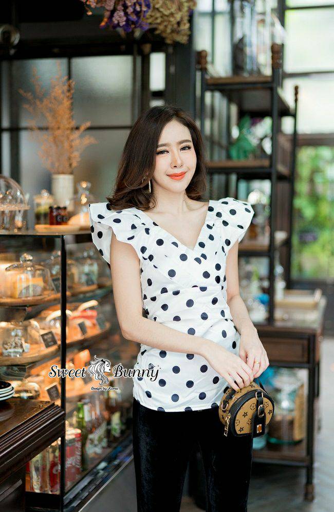 เสื้อคอวีป้ายอกเฉียงข้าง แขนระบาย