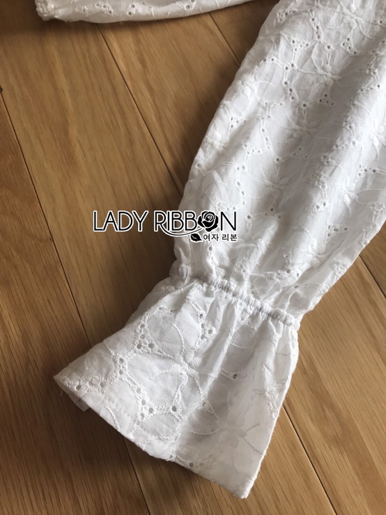 เสื้อผ้าคอตตอนสีขาวปักและฉลุลาย