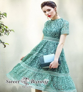 ผ้าลูกไม้สีเขียวกระโปงยาว