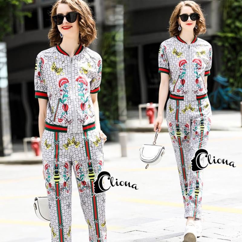 เสื้อแต่งซิปสีเงินด้านหน้า มาพร้อมกับกางเกงทรงกระบอก
