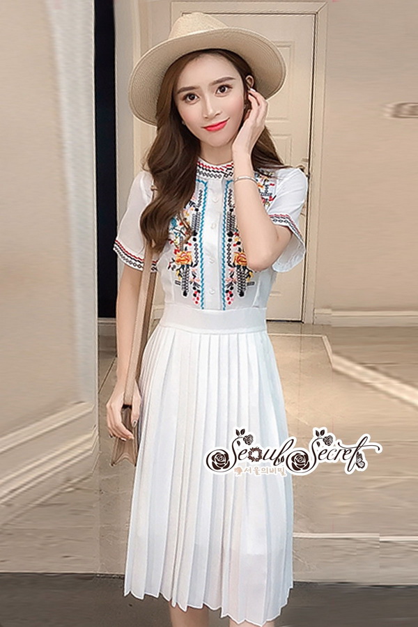 เดรผ้าชีฟองสีขาวแบบโปร่ง เป็นทรงคอตั้ง