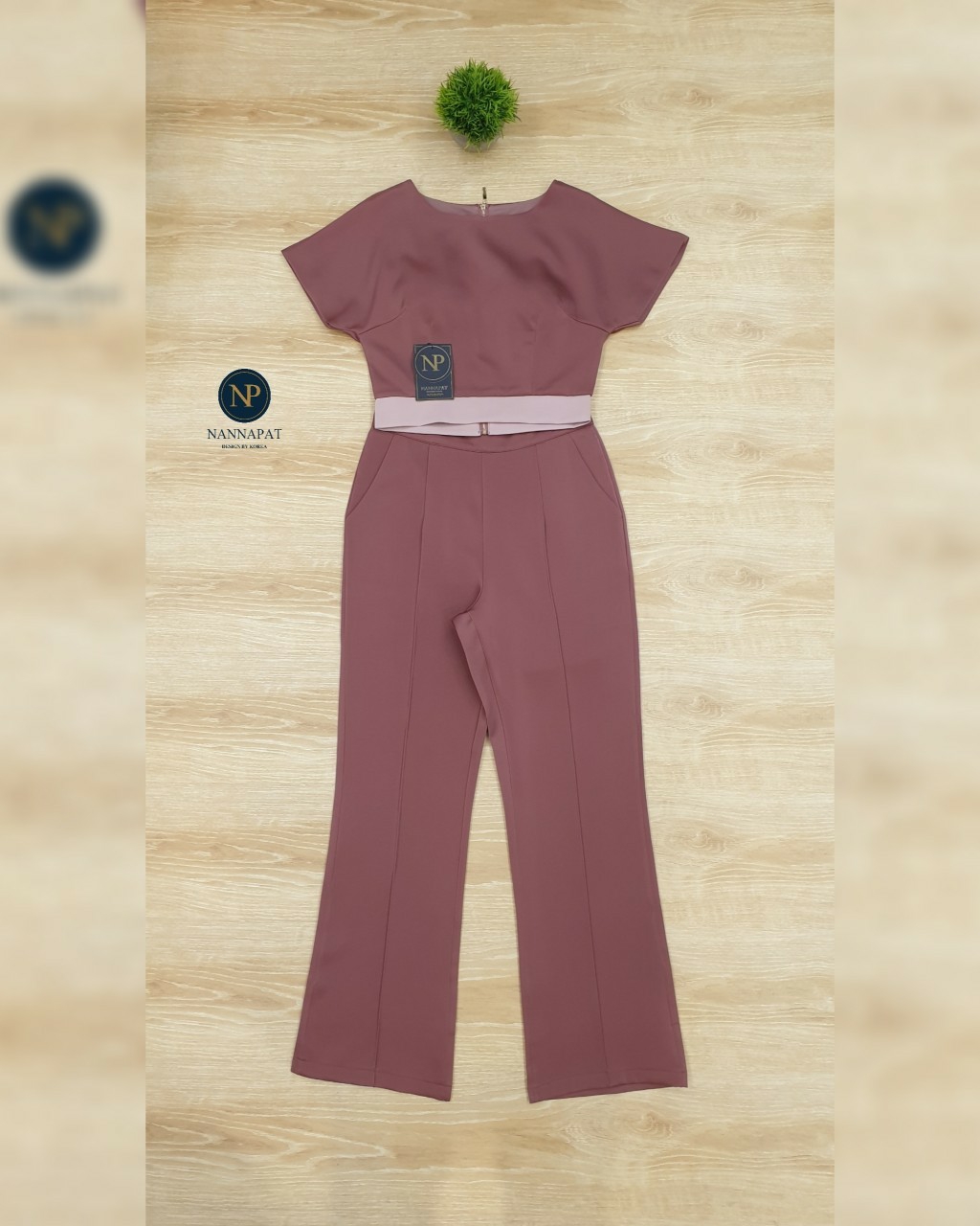 เสื้อซิปหลังตัดขอบเอวดำมีฟองน้ำ