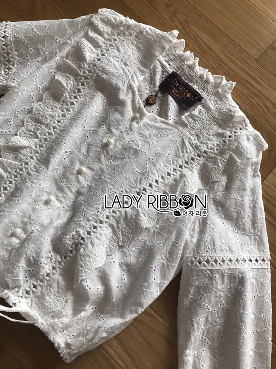 เสื้อผ้าคอตตอนสีขาวปักและฉลุลาย