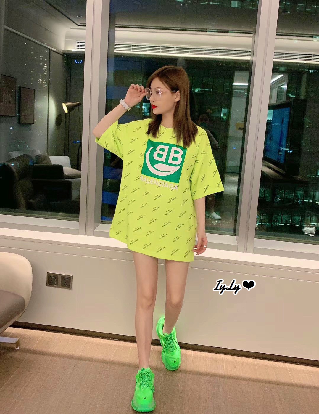 เสื้อยืดแขนสั้นคอกลม