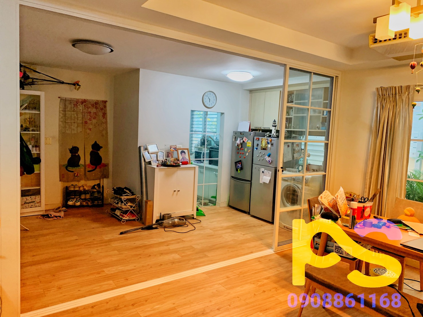 ประตูบานเลื่อนสี่บานเลื่อนไปเก็บหนึ่งบานคาดลายลูกฟักกระจกอลูมิเนียม