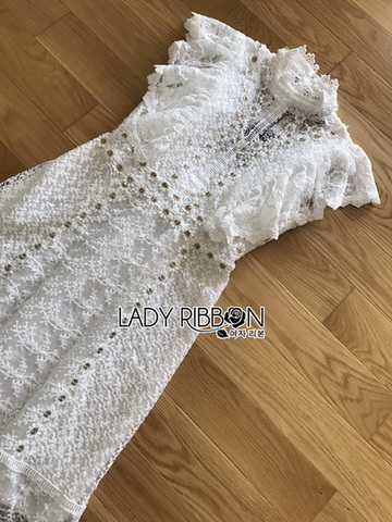 เดรสผ้าลูกไม้สีขาวทรงคอสูง