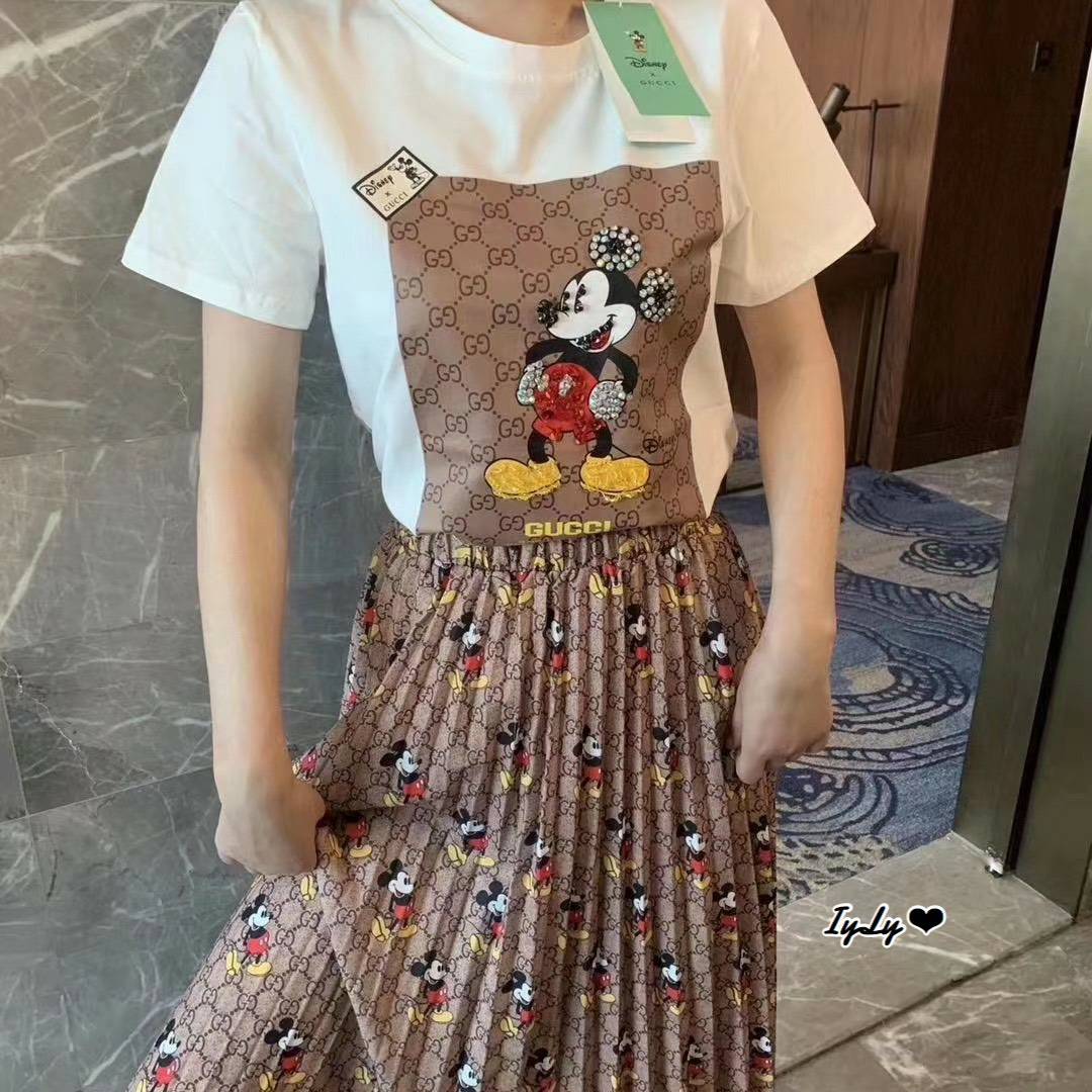 เสื้อกระโปรงพลีทตัวเสื้อแขนสั้นสีขาว