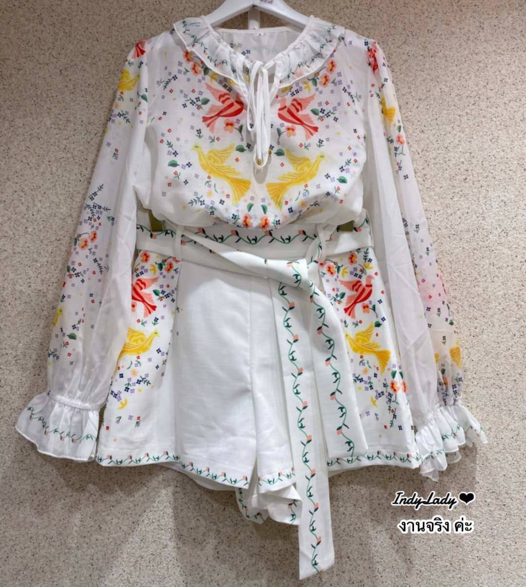 ตัวเสื้อแขนยาวปลายแขนแต่งระบาย