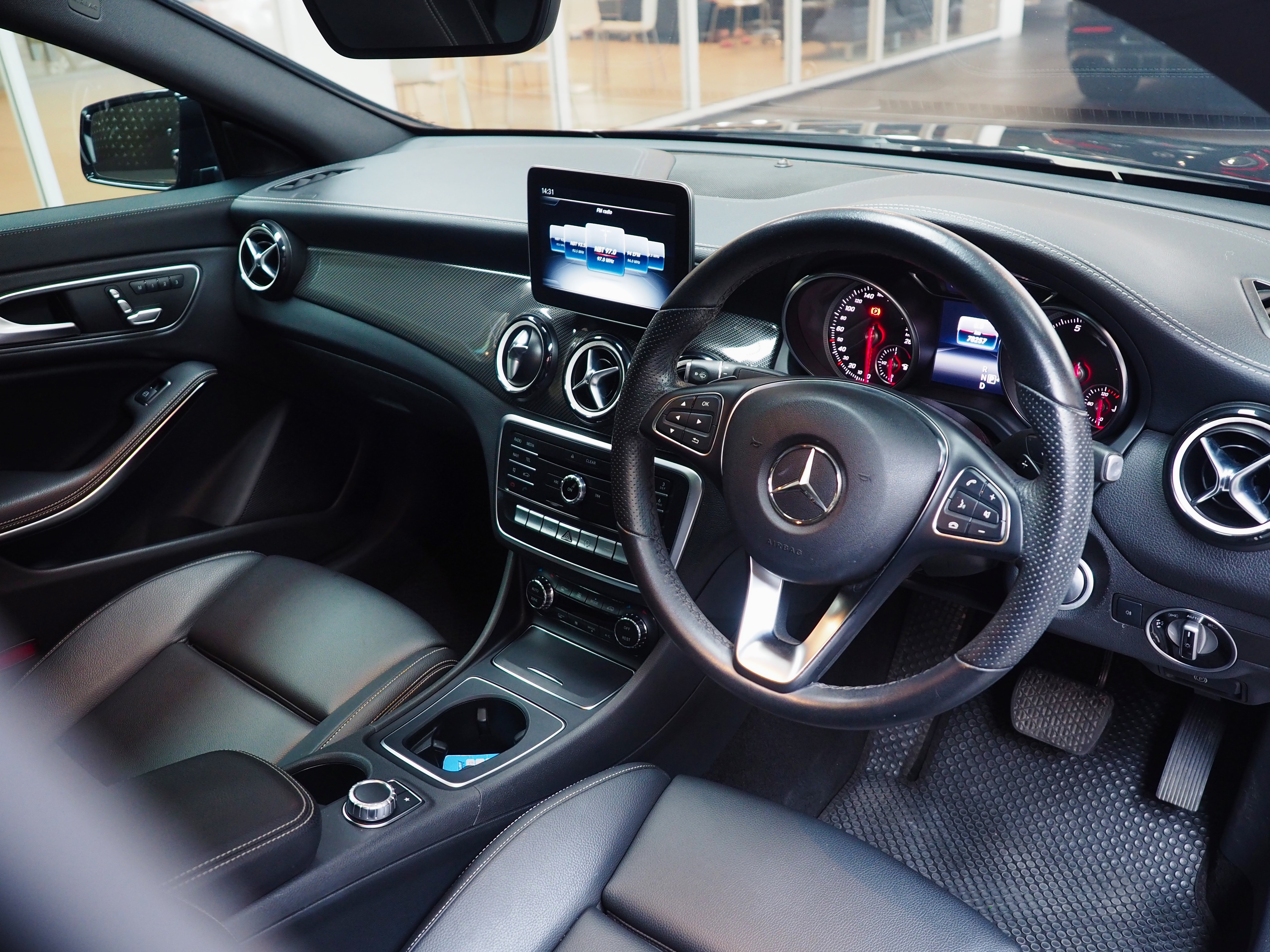 จองแล้ว CLA250 AMG Night Edition W117