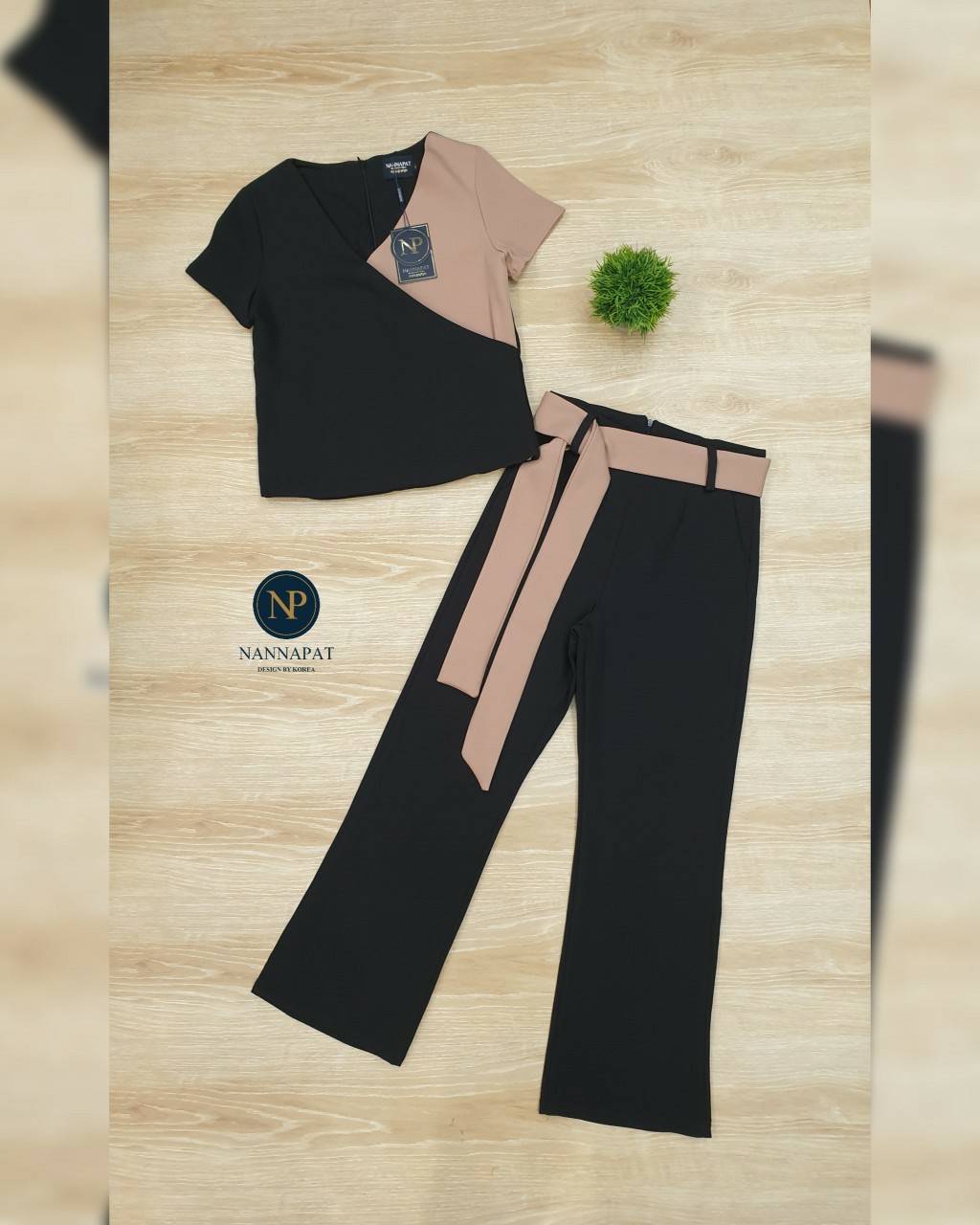 เสื้อซิปหลัง กางเกงมีกระเป๋าข้าง