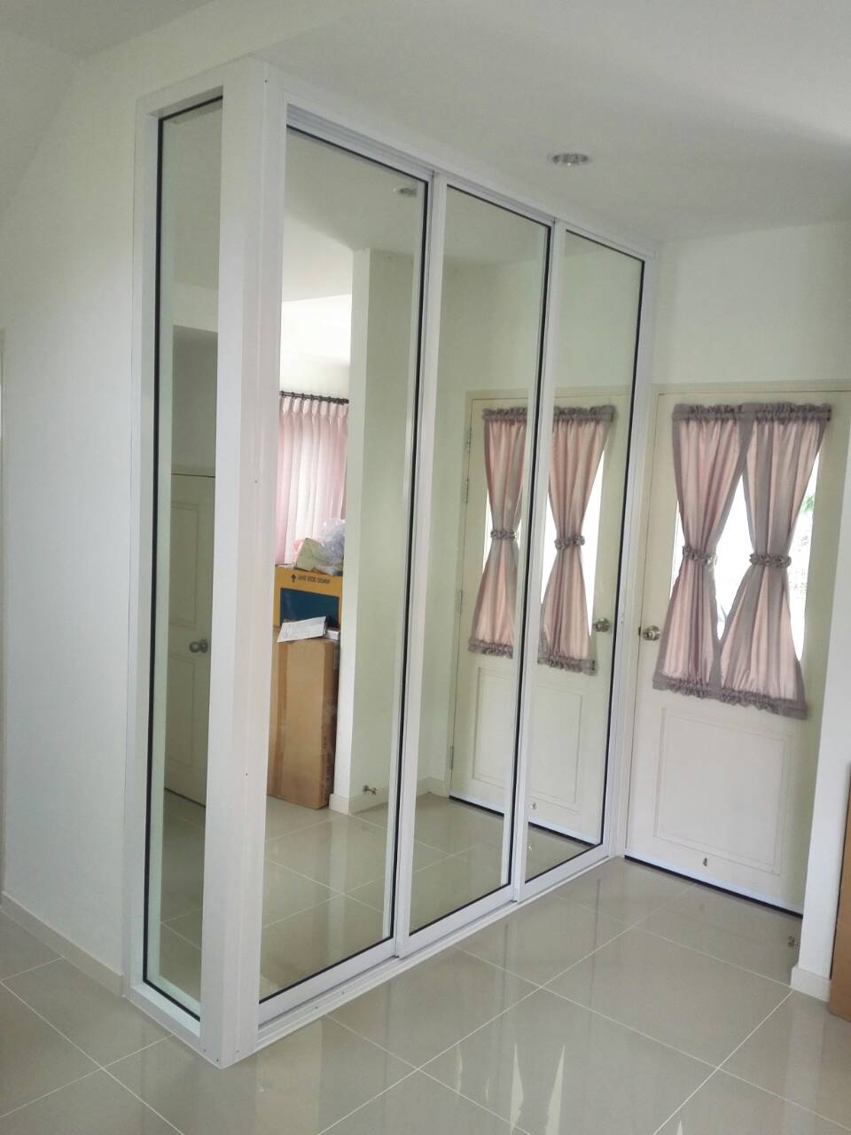 กั้นตู้เก็บของด้วยอลูมิเนียมสีอบขาวกระจกเงาบานเลื่อน3บานพร้อมบานตาย