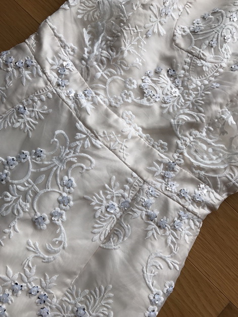 เดรสผ้าลูกไม้สีขาวตกแต่งระบาย