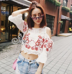 เสื้อคัตว้าวไหล่โทนสีแดง