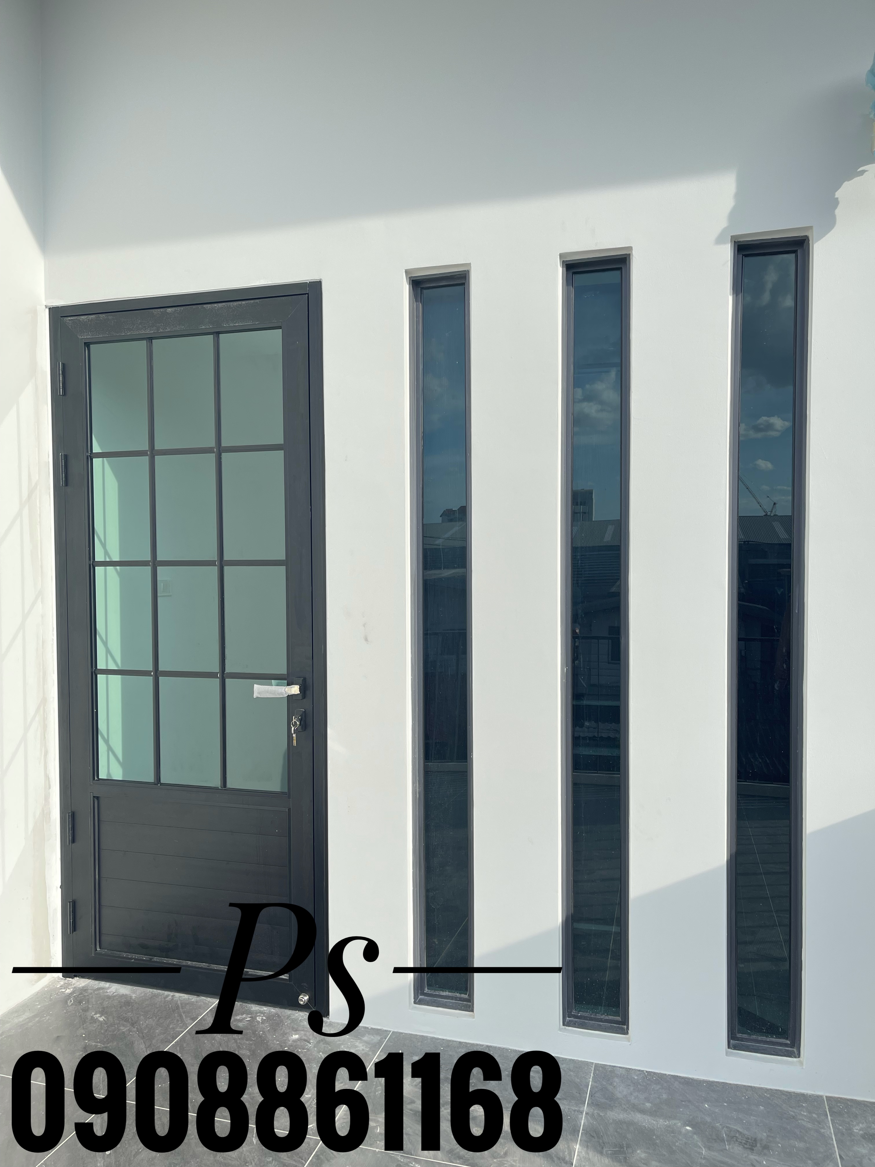 ประตูบานเปิดอลูมิเนียมสีดำมีลูกฟูกด้านล่างพร้อมคาดลายลูกฟักสไตล์ยุโรป