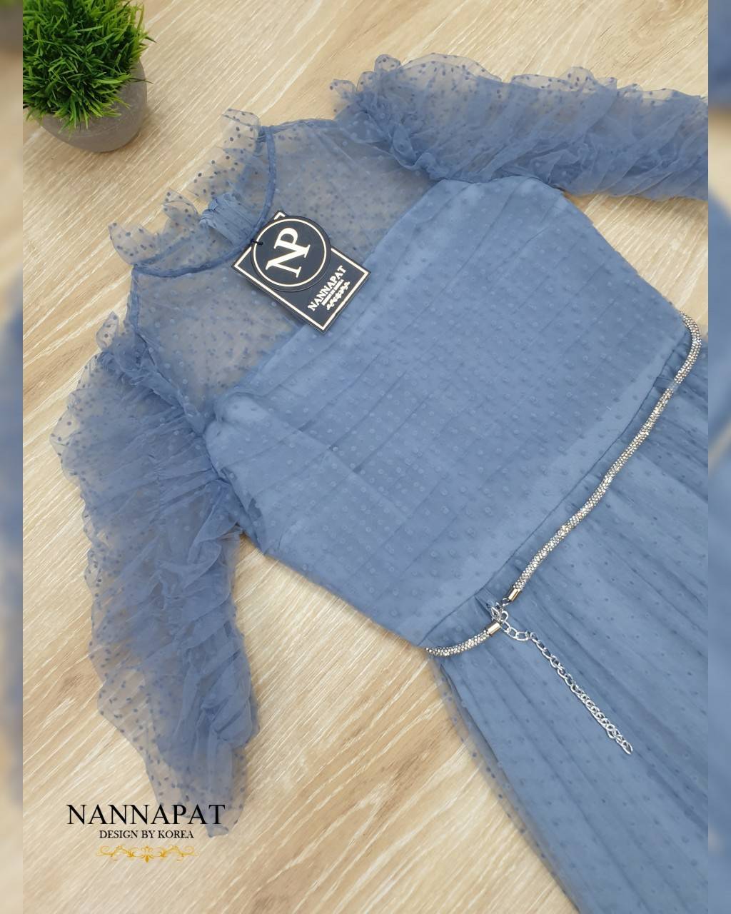 เดรสยาวมาพร้อมเข็มเพชร