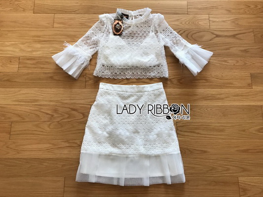 เสื้อลูกไม้ซีทรูตกแต่งขนนกและกระโปรงผ้าลูกไม้