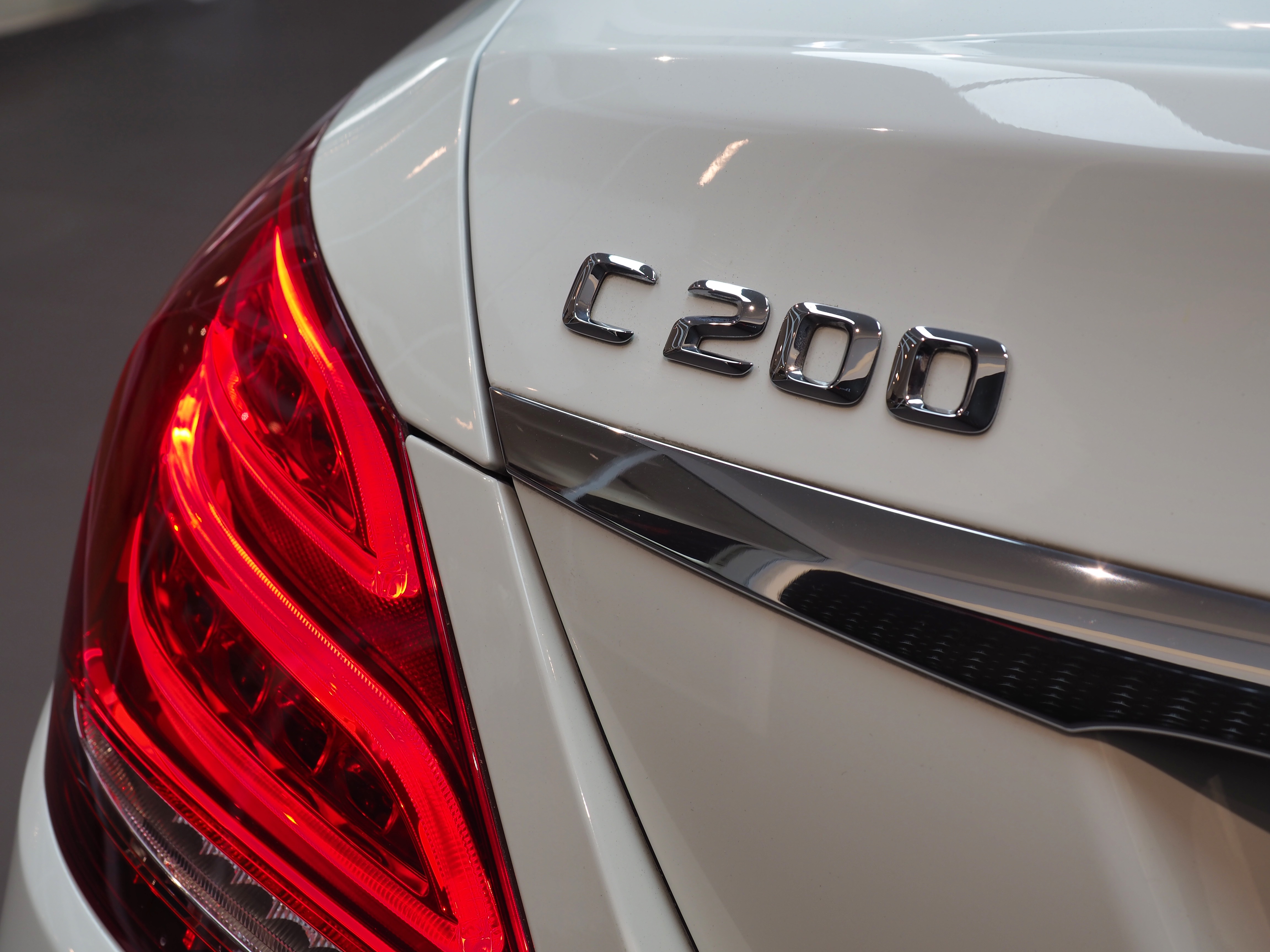 จองแล้ว C200 Avantgarde W205