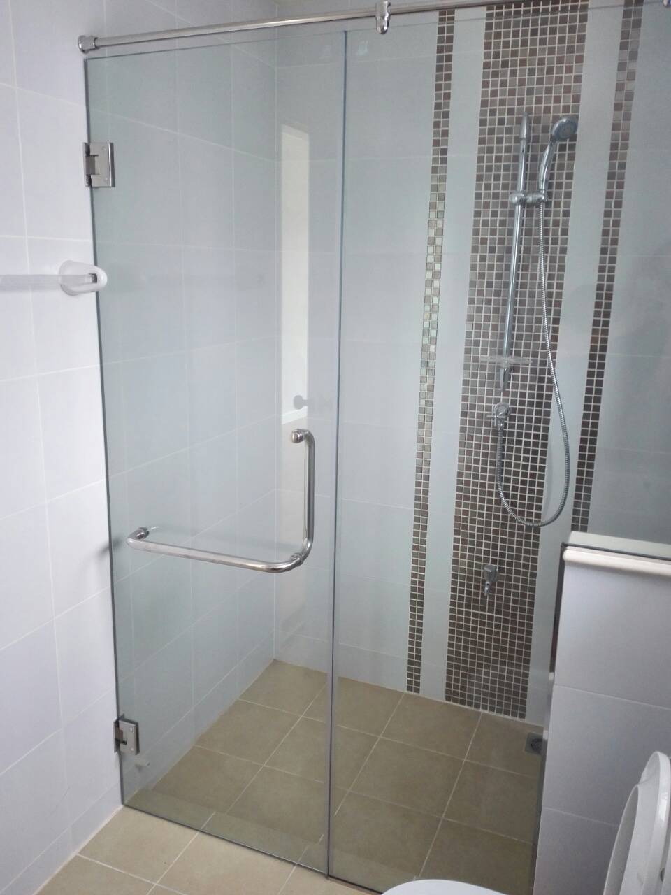 ฉากกั้นห้องน้ำแยกเปียกแห้งกระจกเทมเปอร์แบบมือเปิดตัวแอล