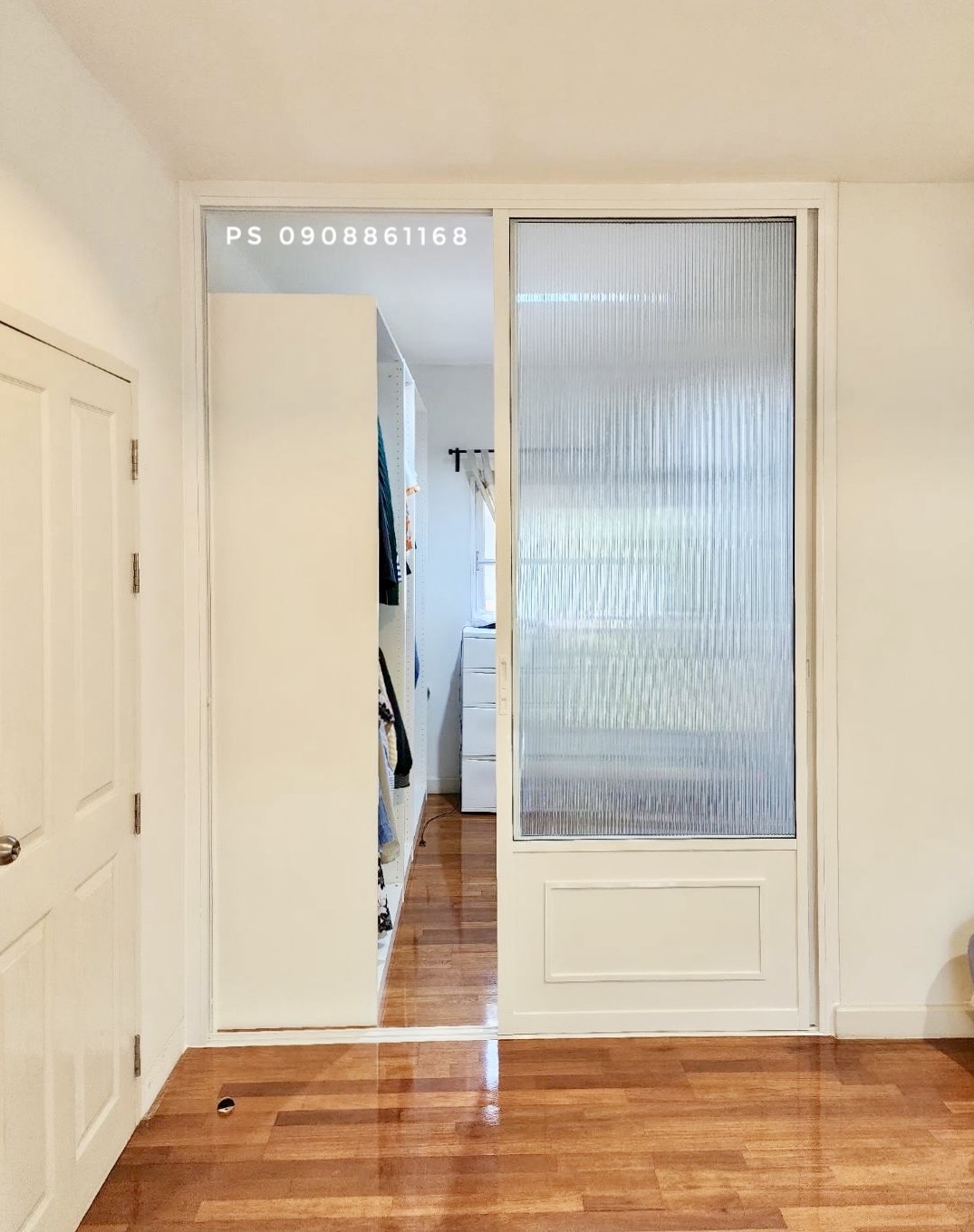 กั้นห้องแต่งตัวwalkinclosetด้วยประตูบานเลื่อนอลูมิเนียมสีขาวกระจกลอนแก้ว