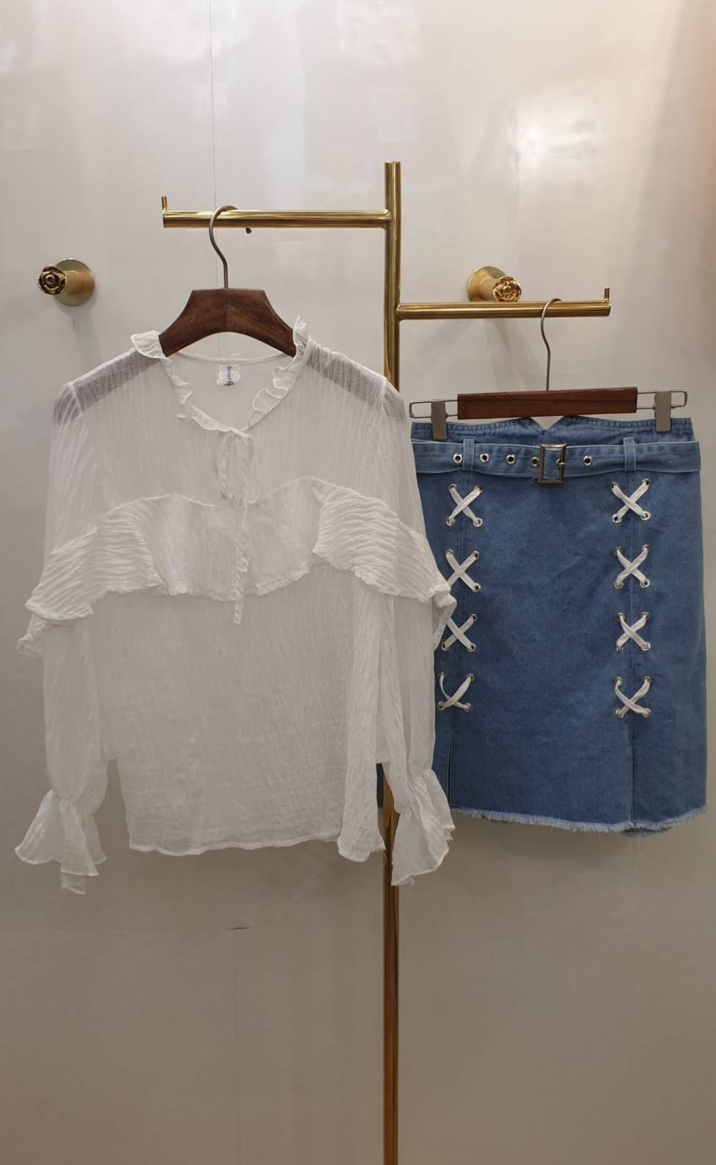 เสื้อแขนยาวคอผูกโบว์ ระบายอกไล่ยาว