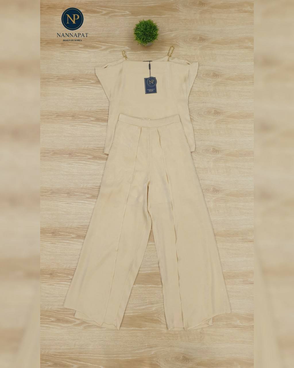 เสื้อสวมหัวไหล่โซ่ต่างระดับกางเกงขายาว