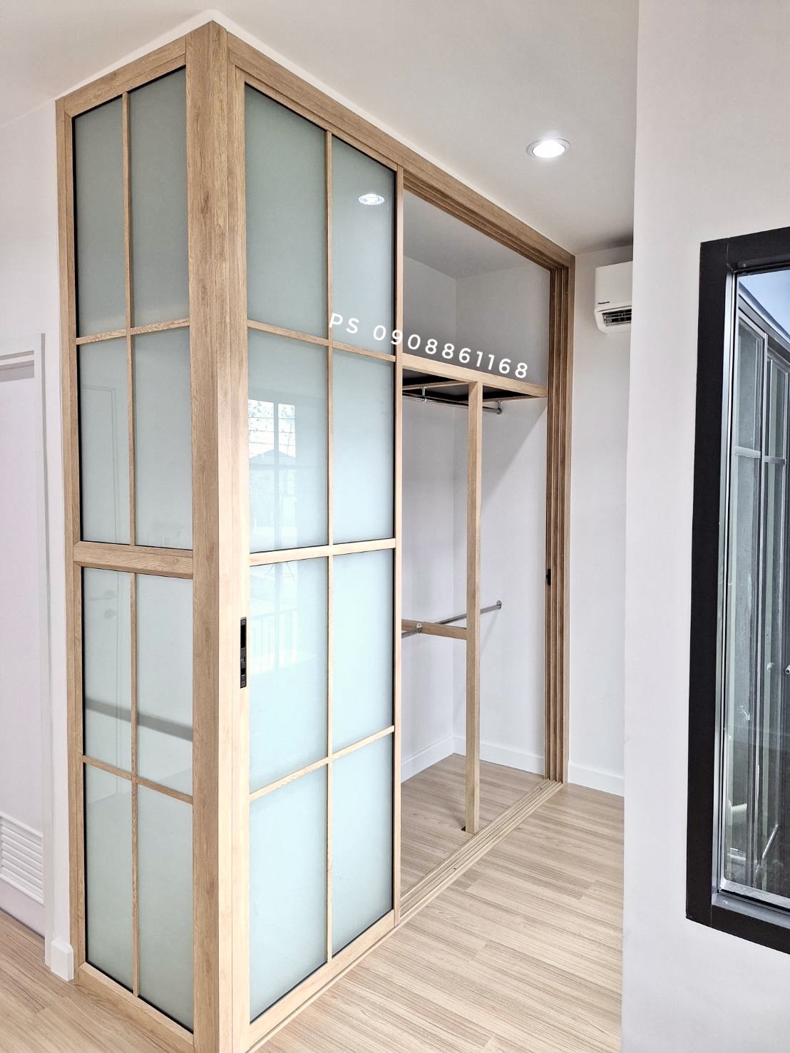 บิ้วอินตู้เสื้อผ้าด้วยประตูบานเลื่อนอลูมิเนียมลายไม้มูจิ กระจกฝ้าสไตล์ญี่ปุ่นพร้อมชั้นวางของและราวแขวน