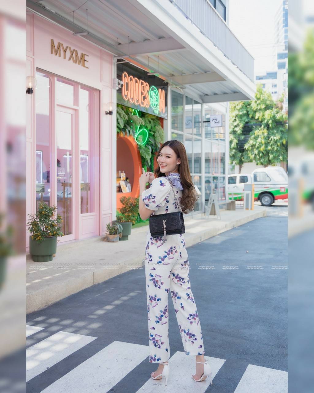 จั้มสูทซิปหลังแต่งระบายช่วงอก