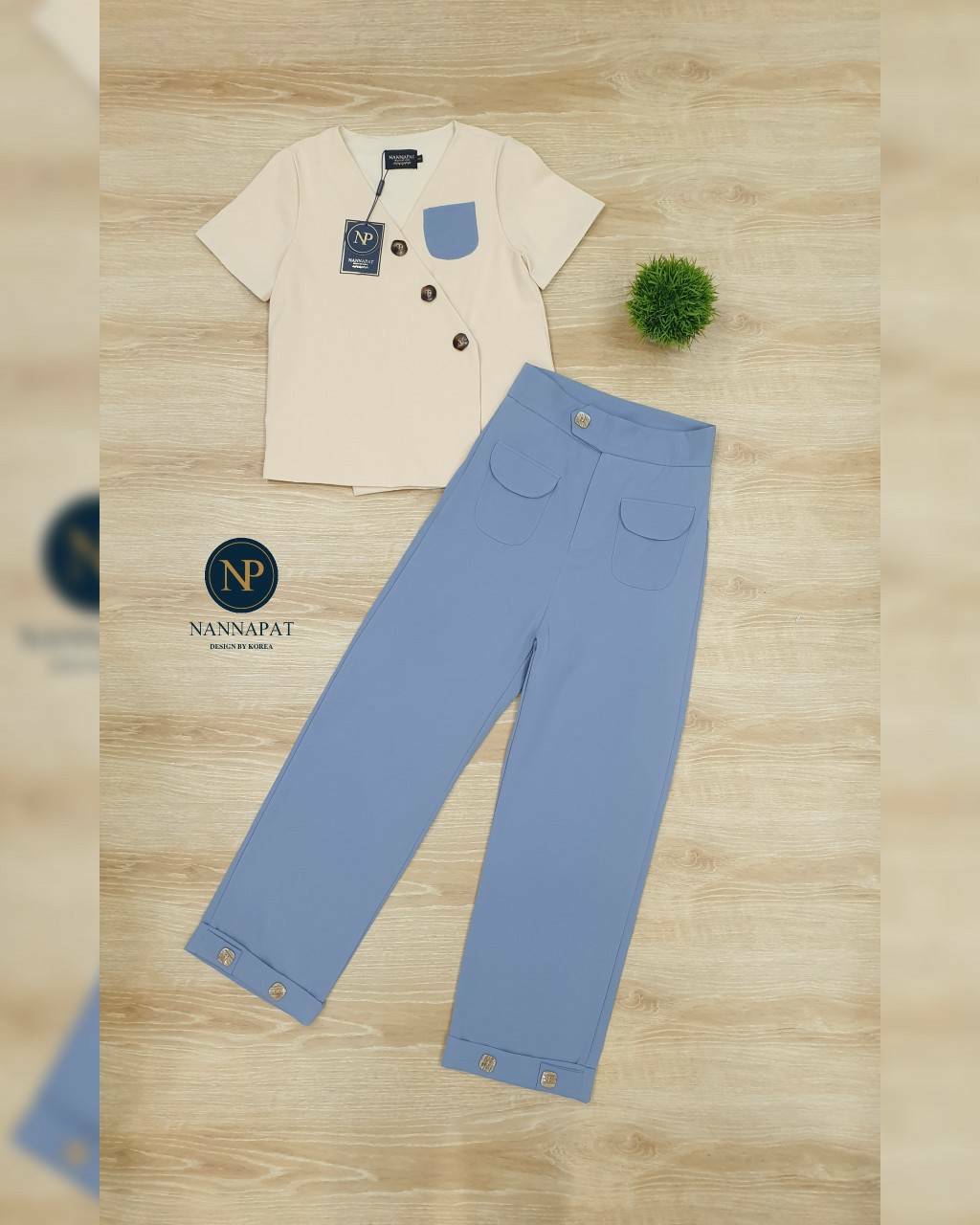 เสื้อกระดุมหน้าแต่งกระเป๋าเล็กๆ