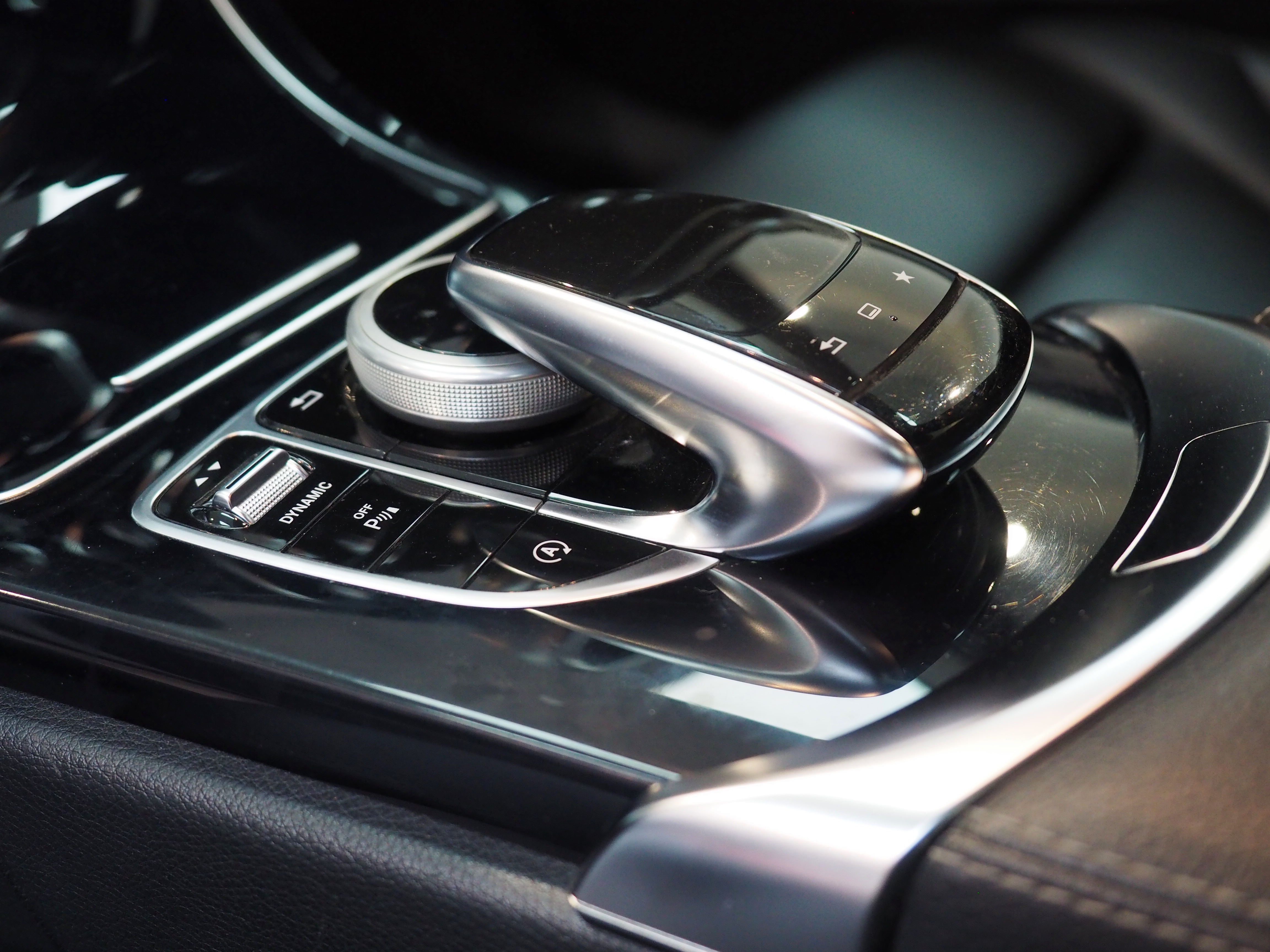 จองแล้ว C200 Avantgarde W205