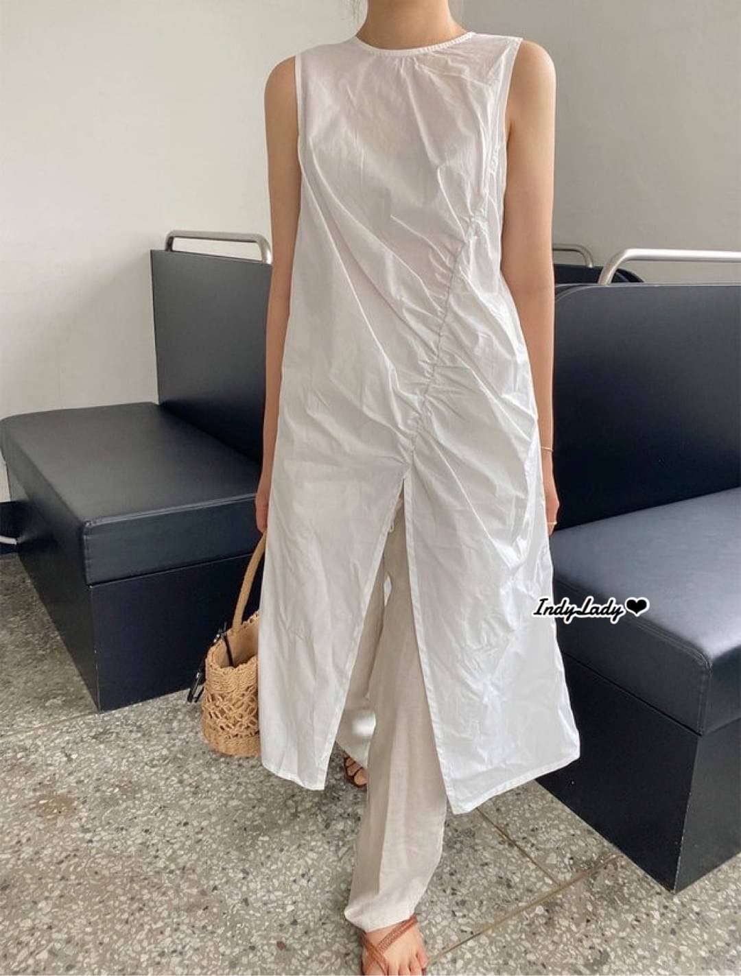 เสื้อแขนกุด สีขาว