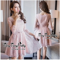 ชุดเดรสลูกไม้ทรงเดรสคอเหลี่ยม