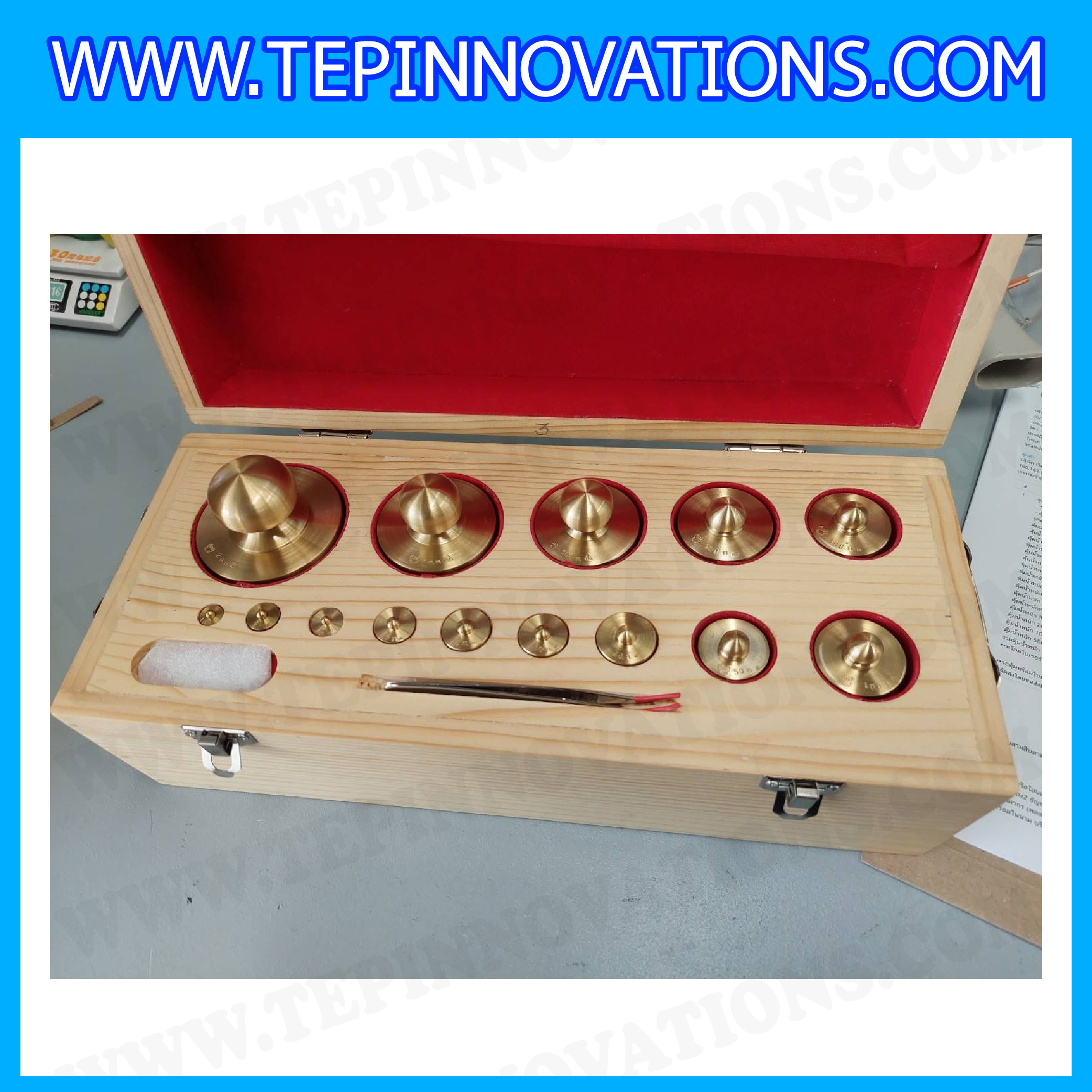 ตุ้มน้ำหนักทองเหลืองชุด 4kg Class M1 ชุดตุ้มน้ำหนักทองเหลือง 4kg พร้อมที่คีบ บรรจุในกล่องไม้บุกำมะหยี่ (ใบเซอร์ ISO17025 เพิ่มเงิน 5,700 บาท)