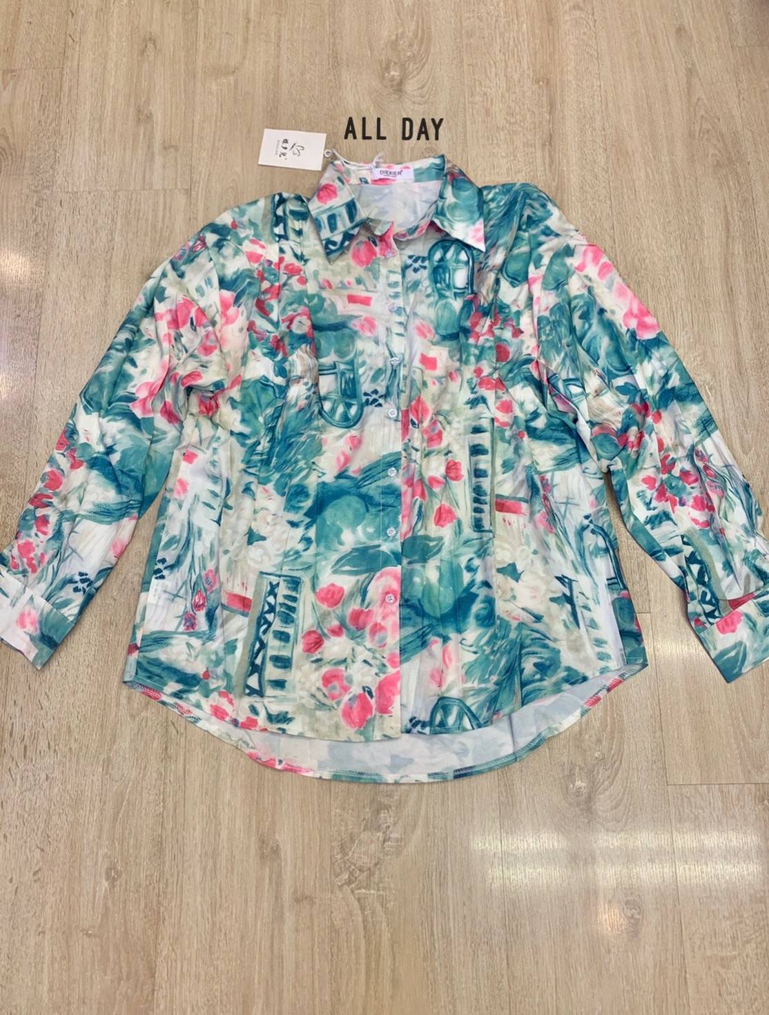 เชิ้ตทรง oversize ปริ้นท์ลายกราฟฟิก
