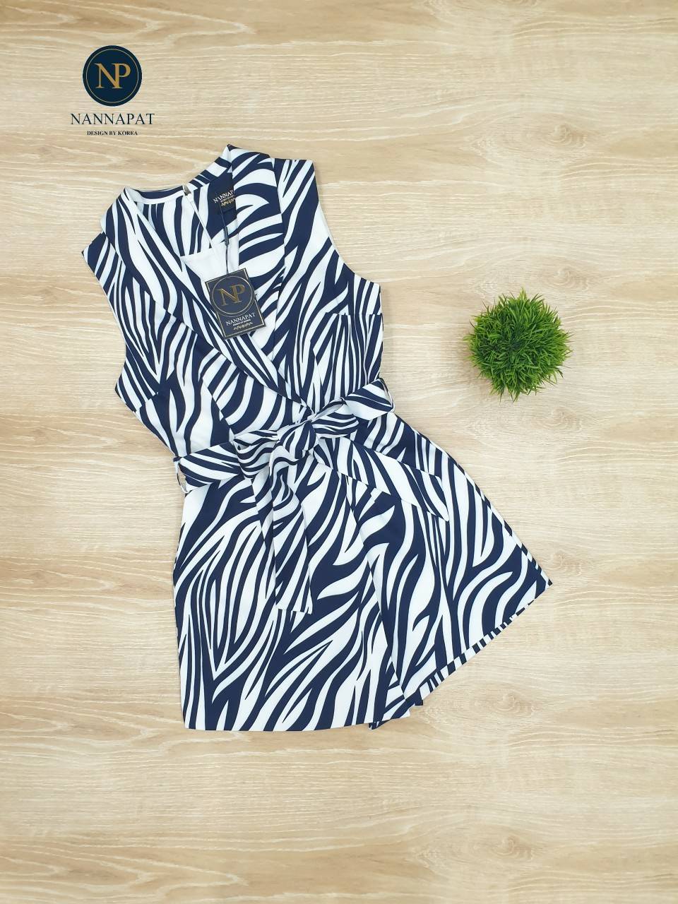 เพลสูทแต่งด้านหน้าเป็นกระโปรง