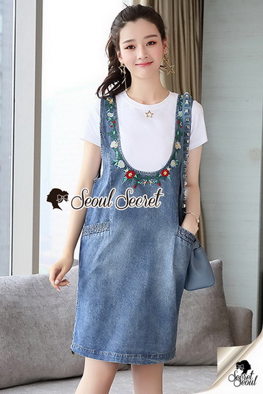 เสื้อสีขาวพร้อมเอี๊ยมกระโปรงสียีนส์