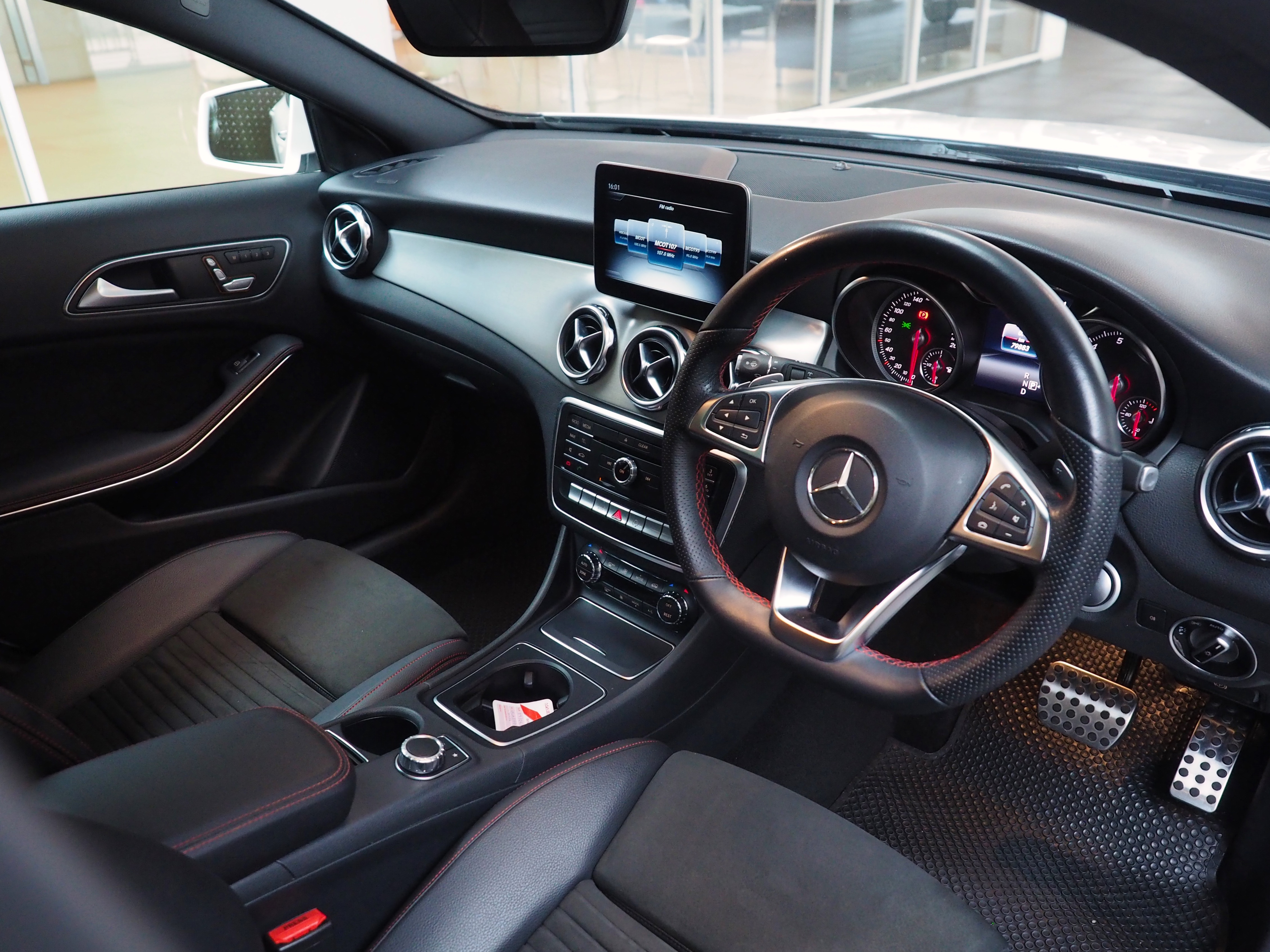 จองแล้ว GLA250 AMG Dynamic W156