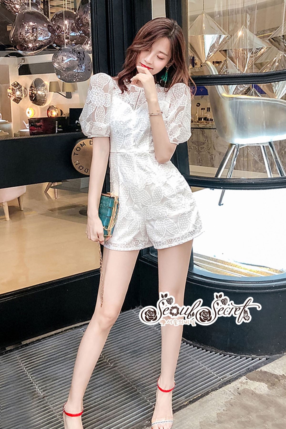 จั้มสูทขาสั้นเนื้อผ้าแก้วสีขาวเป็นผ้าเนื้อโปร่ง