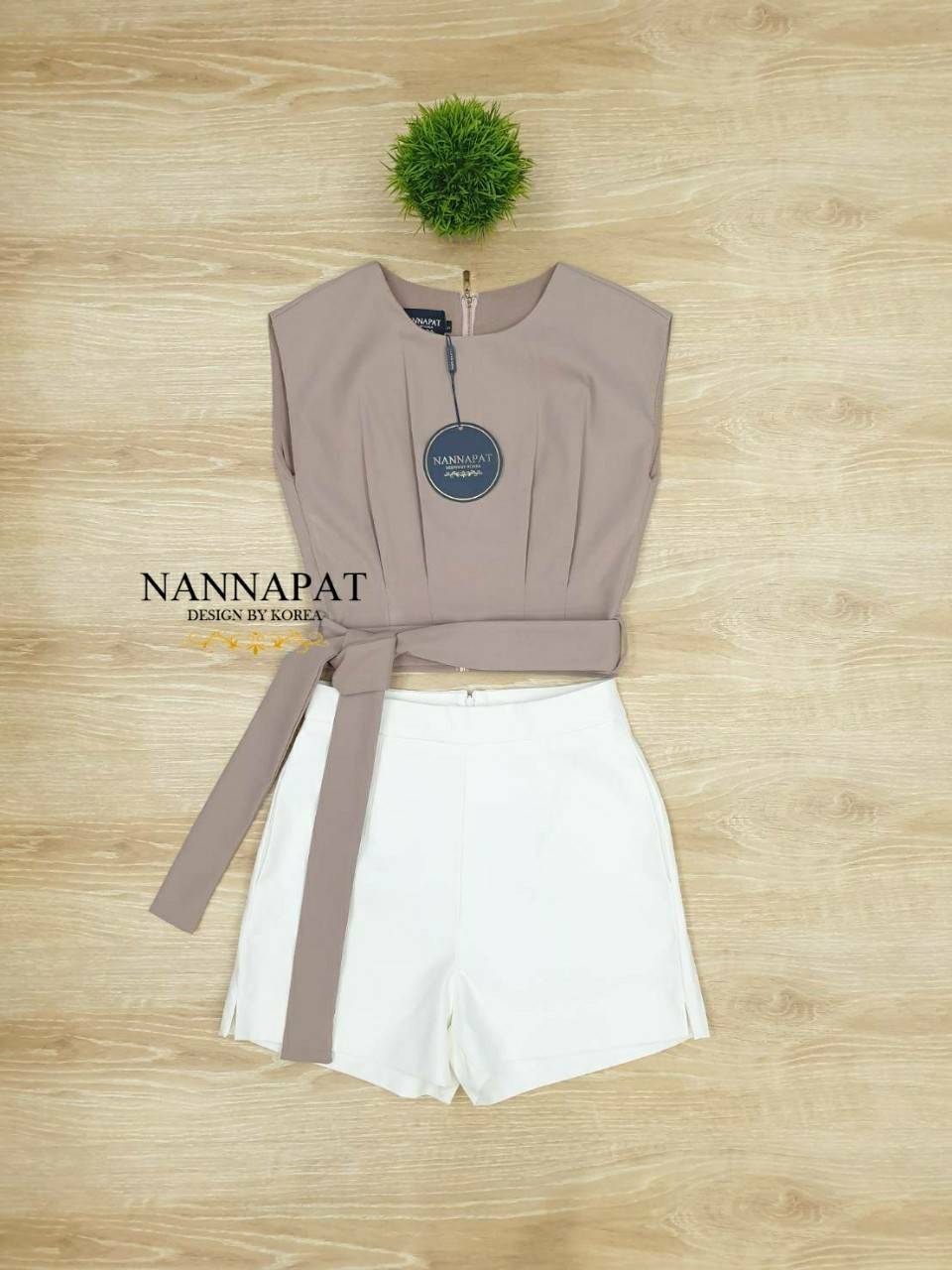 เสื้อแขนกุด ซิปหลัง จับจีบหน้า กางเกงมีกระเป๋าข้าง