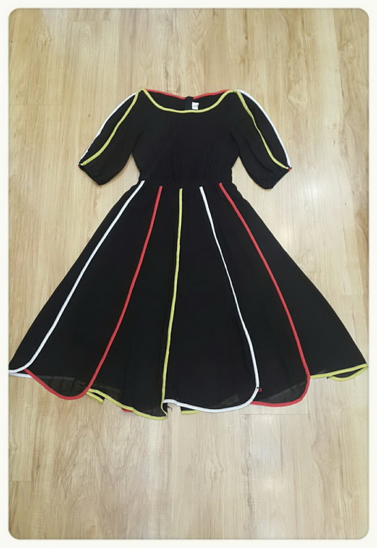 ชุดเดรสเกาหลีผ้าพื้นสีดำเสื้อคอปาดเอวขอบ