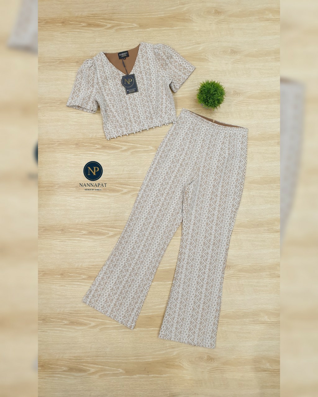 เสื้อซิปหลังสีขาวแต่งมุกรอบเอว