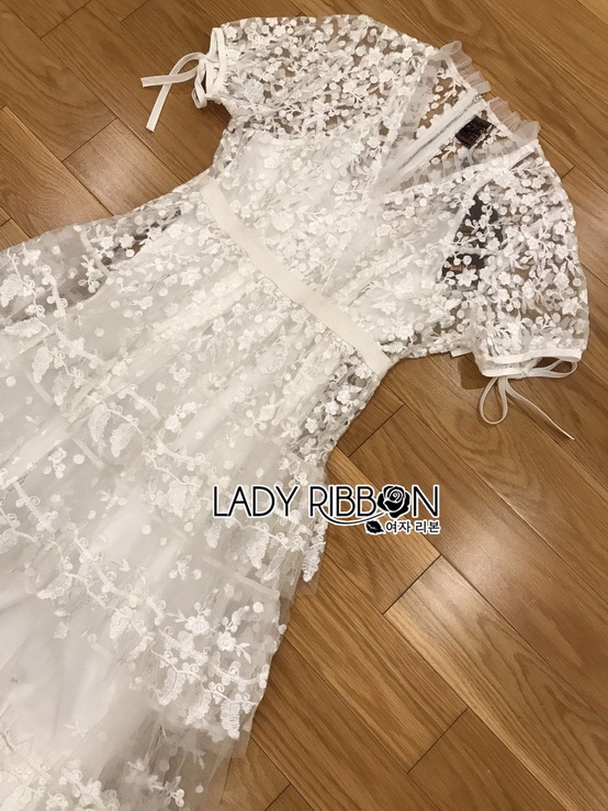 เดรสผ้าลูกไม้สีขาวเล่นเลเยอร์ตกแต่งริบบิ้น