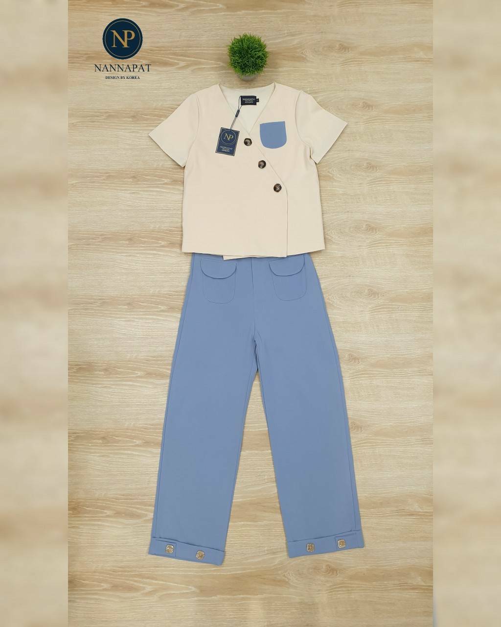 เสื้อกระดุมหน้าแต่งกระเป๋าเล็กๆ