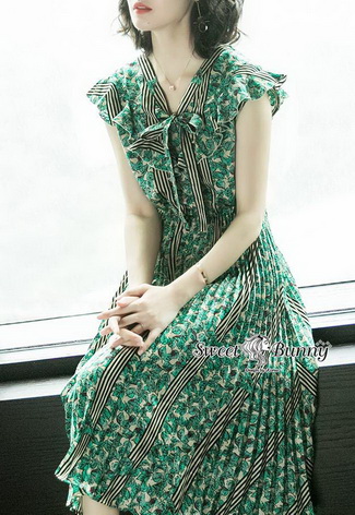 ชุดเดรสเกาหลีผ้าเนื้อดีนุ่มมีน้ำหนัก ผ้าพื้นสีครีม