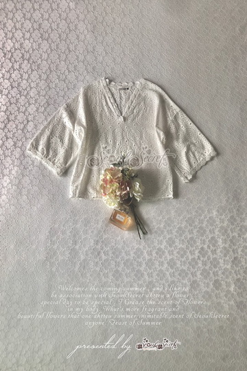 เสื้อสีขาวปักลายฉลุวงกลม