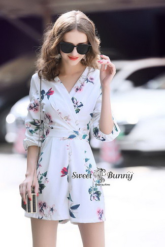 จั๊มสูทขาสั้นคอวีป้ายอกเอวจับจีบ