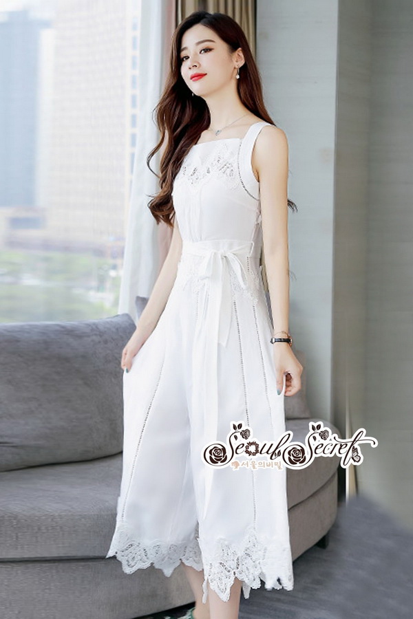 จั้มสูทสายเดี่ยว ทรงคอเหลี่ยมเป็นผ้าสีขาว