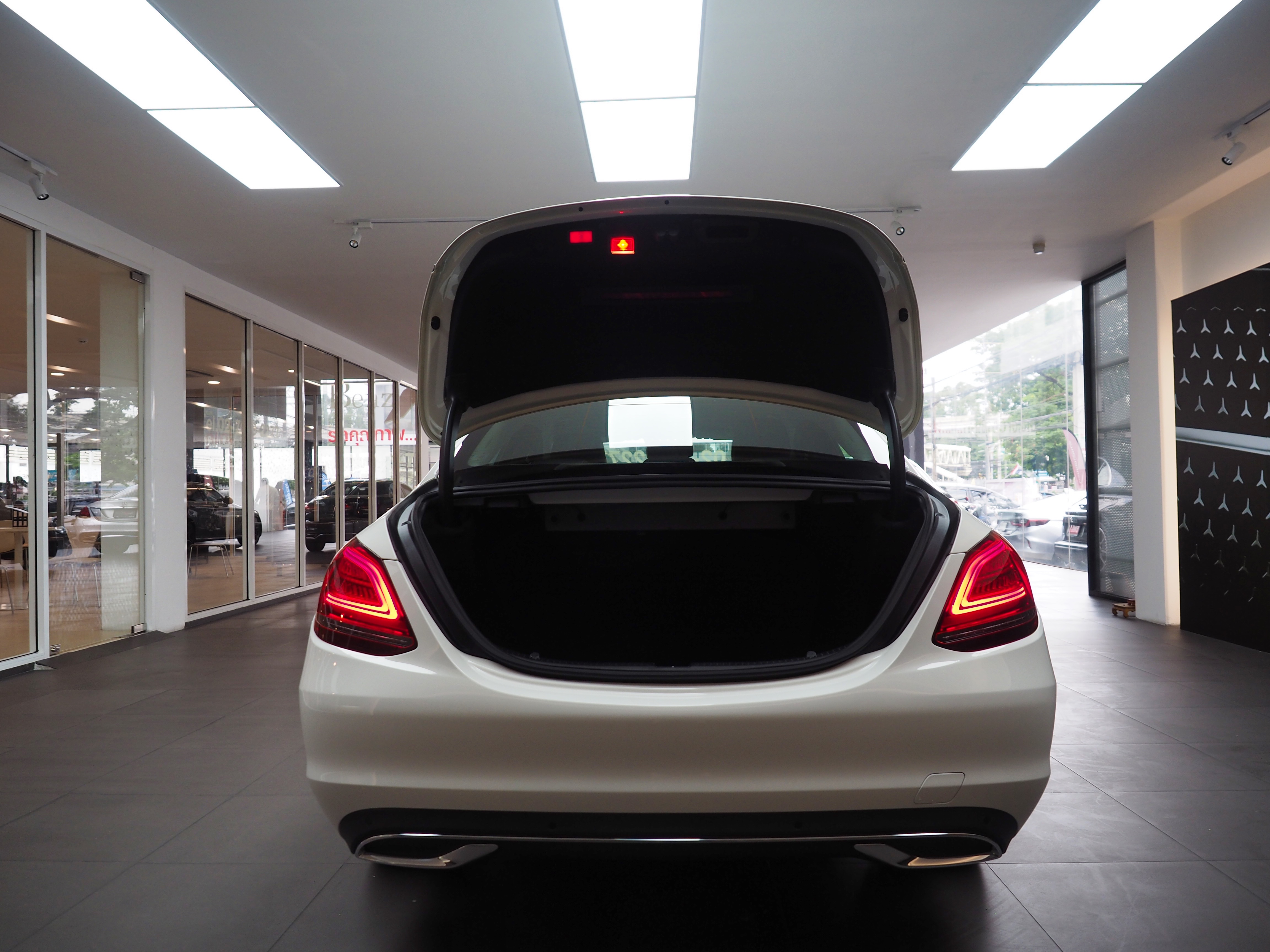 จองแล้ว C220d Avantgarde W205