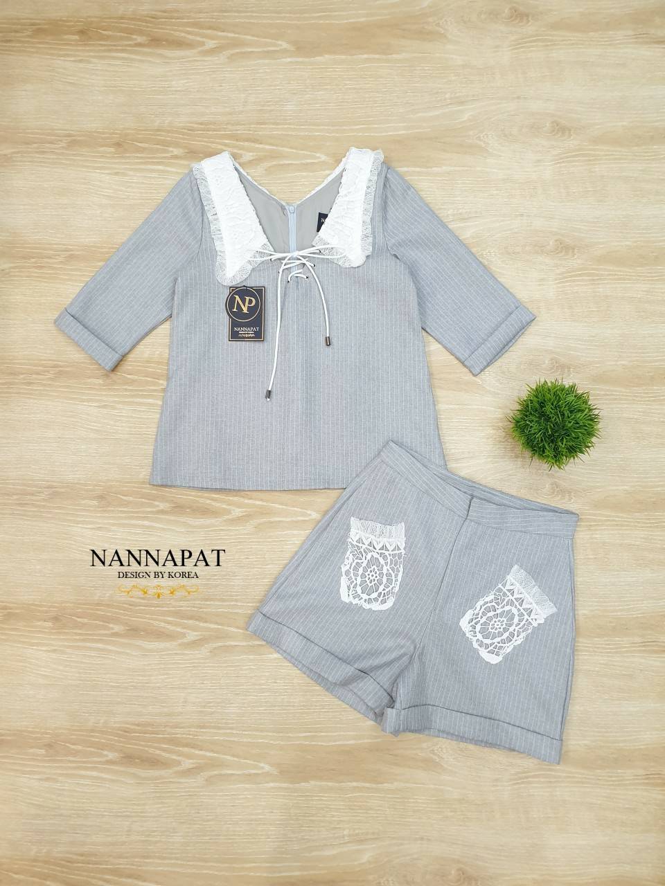 เสื้อซิปหลัง ปกเสื้อแต่งลูกไม้ปักพร้อมเชือกผูก