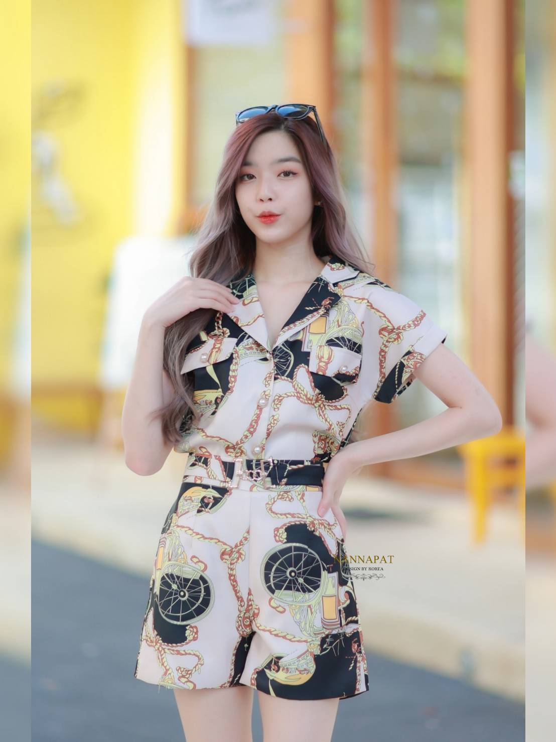 เสื้อกระดุมมุก แต่งกระเป๋าคู่